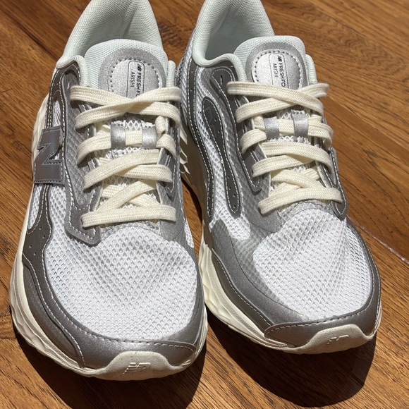 NEW BALANCE Fresh Foam Arishi v4 Tiralux Running Shoe Sneaker White Women’s 10 - Picture 2 of 10